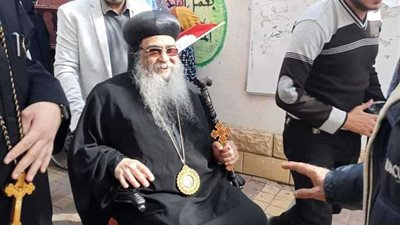 راعي كنيسة يدلي بصوته في الانتخابات الرئاسية على كرسي متحرك بالفيوم