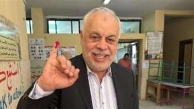 خلال الانتخابات الرئاسية.. أشرف زكي يدلي بصوته وسط حشد من المواطنين