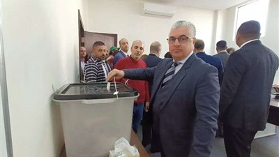 رئيس اقتصادية قناة السويس يدلى بصوته في الانتخابات الرئاسية 2024