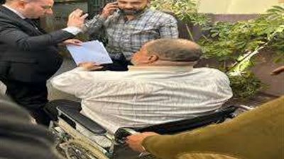 لافتة انسانية.. خروج قاضٍ لناخب من ذوى الاحتياجات الخاصة أمام مقر اللجنة ليدلى بصوته