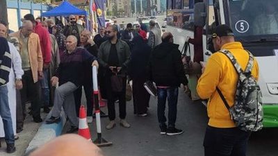 الانتخابات الرئاسية 2024 .. احتشاد المواطنين أمام مدرسة سعد زغلول بالسويس