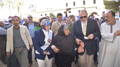 لفتة انسانية.. محافظ أسيوط يصطحب سيدة مسنة للإدلاء بصوتها في الانتخابات الرئاسية