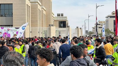 طلاب جامعة السويس يصنعون التاريخ أمام اللجان الانتخابية