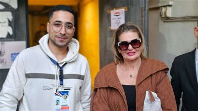 يسرا تدلي بصوتها في كلية الفنون الجميلة