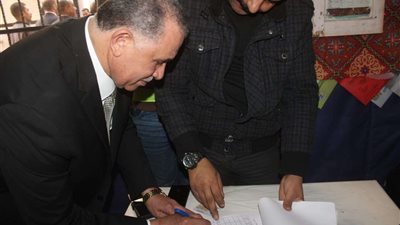 نقيب المحامين يدلي بصوته فى الانتخابات الرئاسية ويطالب المواطنين بالمشاركة الإيجابية