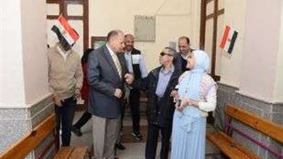 في لفتة إنسانية.. محافظ أسيوط يصطحب 