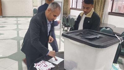 نائب محافظ أسيوط يدلي بصوته في انتخابات الرئاسة بلجنة الوافدين بنادي أعضاء هيئة التدريس
