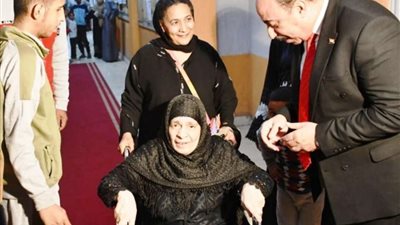 محافظ أسوان يتفقد اللجان الانتخابية خلال الفترة المسائية