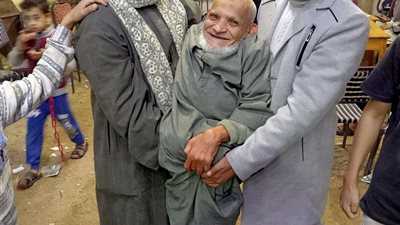 محمولا على الأيدي.. مُسن يحرص على المشاركة في الانتخابات الرئاسية بأسيوط