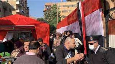 بالهتافات الوطنية والأعلام المصرية.. أهالي بنها يتوجهون إلى المقار الانتخابية بالقليوبية