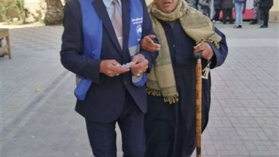 كفيف بعد الإدلاء بصوته فى الانتخابات الرئاسية: «نزلت عشان بلدي»