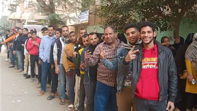 توافد عدد كبير من الشباب أمام لجنة مدرسة جمال عبد الناصر بمصر القديمة