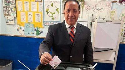 نقيب الصحفيين بالإسكندرية يدلي بصوته في الانتخابات الرئاسية 2024