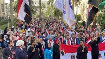 شباب وطلاب جامعة القاهرة يصطفون في مسيرات وطنيه رافعين الأعلام