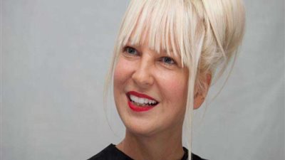 المغنية العالمية سيا تخضع لعمليات شفط الدهون