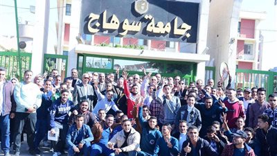 رئيس جامعة سوهاج يتابع توافد الطلاب للتصويت بالانتخابات الرئاسية 2024