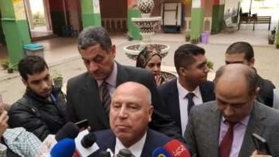 وزير النقل يدلي بصوته فى مدرسة سيزا نبراوي بالتجمع