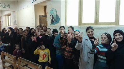 أهالي ملوي بالمنيا يحتفلون عقب الإدلاء بأصواتهم في الانتخابات الرئاسية