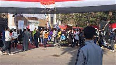 بالطبل البلدي والتنورة.. توافد أساتذة وطلاب جامعة القاهرة إلى مدرسة السعيدية للتصويت