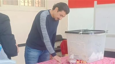 بـ«لوك» جديد.. ياسر جلال يدلي بصوته في الانتخابات الرئاسية 2024