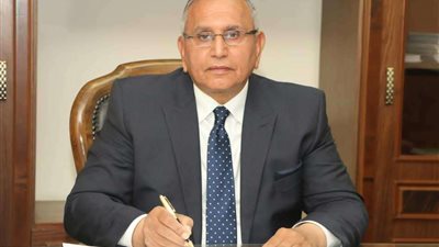 عبدالسند يمامة يدلي بصوته بمدرسة بدر في الدقي اليوم