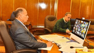 محافظ أسيوط يطمئن رئيس الوزراء على سير العملية الانتخابية