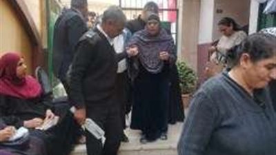 موقف إنساني لأحد أفراد الأمن مع مسنة بلجنة مدينة نصر