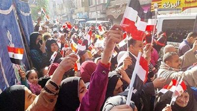 بالطبل البلدي والمزمار والزغاريد.. أهالي أسيوط يحتشدون أمام اللجان الانتخابية