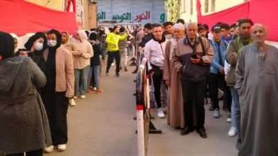 المواطنين يتوافدون على لجان مدارس النقراشى وناصر بحدائق القبة