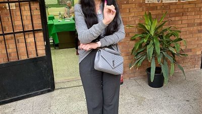 الفنانة دينا تصوت بالانتخابات الرئاسية فى لجنة الأورمان للبنات بالدقى
