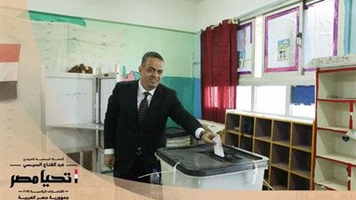 أعضاء هيئة مكتب حملة المرشح الرئاسي عبدالفتاح السيسي يدلون بأصواتهم في الانتخابات