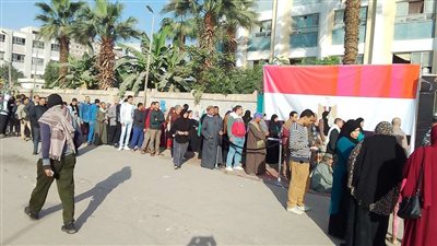 قبل ساعة من فتح باب تصويت اليوم الثالث .. اصطفاف المواطنين أمام اللجان الانتخابية للإدلاء بأصواتهم