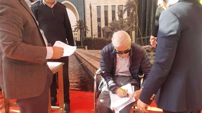 لفتة إنسانية.. قاضية تتوجه ببطاقة التصويت لناخب مسن تعذر صعوده للجنته الانتخابية