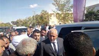 وسط حشود الناخبين.. محافظ الوادي الجديد يتابع سير اللجان الانتخابية بقرى مركز الداخلة