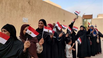 بالأعلام المصرية.. سيدات الأقصر تتوافدن على لجان الانتخابات الرئاسية بالمحافظة