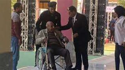 ناخبون من ذوي الاحتياجات الخاصة يتحدون إعاقتهم ليدلوا بأصواتهم بالانتخابات الرئاسية بالشيخ زايد