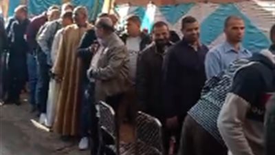 إقبال كبير من الناخبين وطوابير أمام لجنة قرية صنبو بأسيوط (صور)