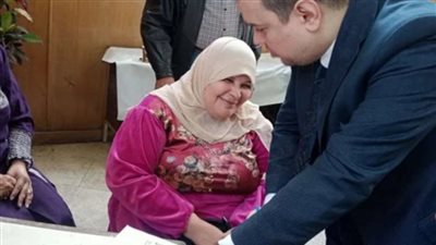 رئيس لجنة المغتربين بحي العجمي غرب الإسكندرية يساعد إحدى الناخبات الكفيفات لإادلاء بصوتها