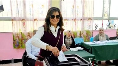 عبر «فيس بوك».. وزير الهجرة الأسبق تشارك متابعيها بصورة انتخابها