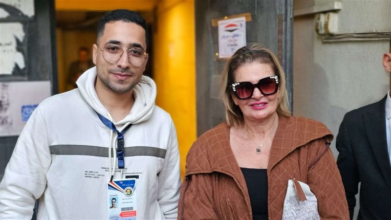 يسرا تدلي بصوتها