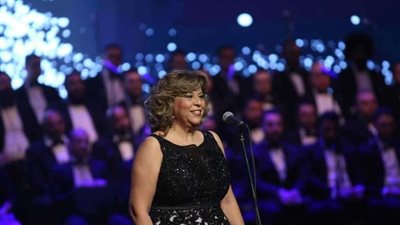 مينا حنا وجريج مارتن يحتفلون بأعياد الكريسماس في العام الجديد على المسرح الكبير