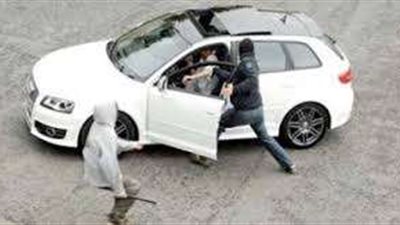 قرار قضائي جديد بشأن المتهمين بسرقة سيارة أجنبي والتعدي عليه بالقاهرة