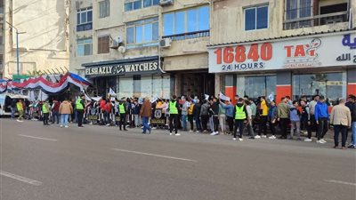 الشباب يصطفون أمام مقر لجنة كلية الزراعة بالإسكندرية