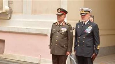 رئيس أركان القوات المسلحة يعود إلى مصر بعد زيارته إيطاليا
