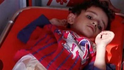 وصول الطفل الفلسطيني لؤي عبد الرحمن لمعبر رفح للعلاج في مصر (فيديو)