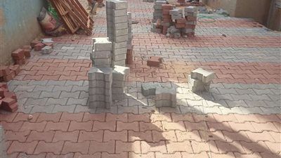 رصف وتركيب انترلوك بقرى أسيوط ضمن مشروعات خطة التطوير والتجميل