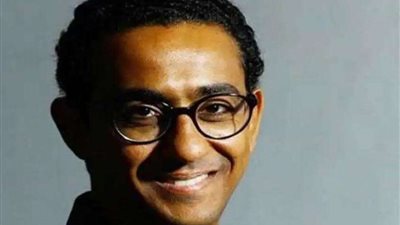 يسرا تكرم المخرج حامد مروان على هامش مهرجان الجونة السينمائي