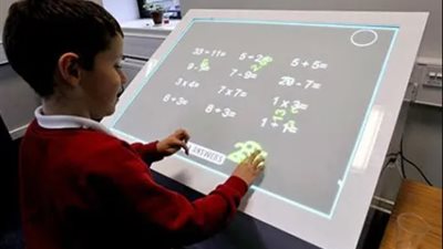 «التعليم» تعلن تطبيق تجربة الفصول الذكية