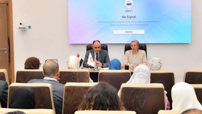 وزيرة البيئة تجتمع مع العاملين بالوزراة لبحث عدد من الملفات