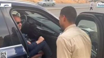 الرئيس السيسي يجري حوارا مع عدد من المواطنين أثناء مروره في شوارع القاهرة